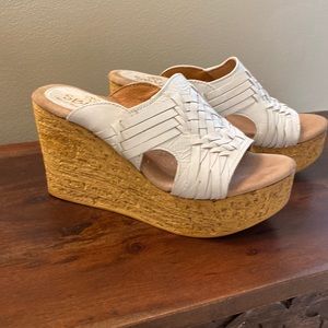 White Platform in very good condition. Very comfortable